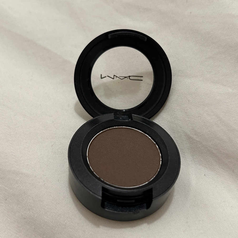 MAC brun eyeshadow